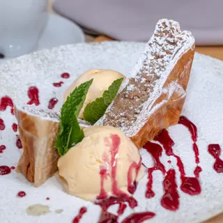 Strudel cu mere si nuci facut in casa cu sos de vanilie