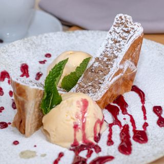 Strudel cu mere si nuci facut in casa cu sos de vanilie