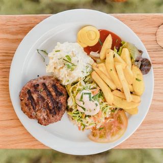 Frikadelen (180g) con Ensaladas Alemanas y Papas fritas