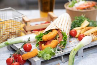 Tortilja škampi i pomfrit