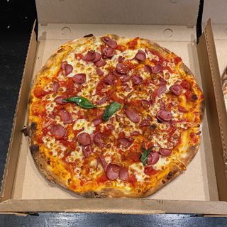 al piatto MARGHERITA CON WÜRSTEL 