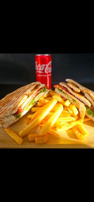 Mr. Grill sendvič 300g + pomfrit 200g + Coca-Cola 0.33l