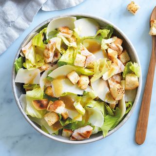 Insalata mista, pollo, scaglie di grana, succo di limone, crostini