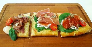 Focaccia sa sirom i mesnim delicijama