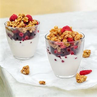 Jogurt parfe sa šumskim voćem