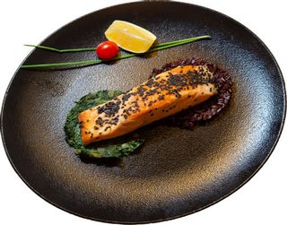 Задушена сьомга с мед и черен сусам (350г)