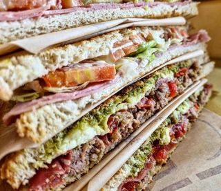 Toast pollo, insalata e bacon