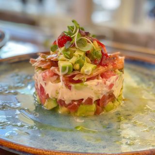 Milhoja de aguacate, tomate, ventresca y mayo andaluza