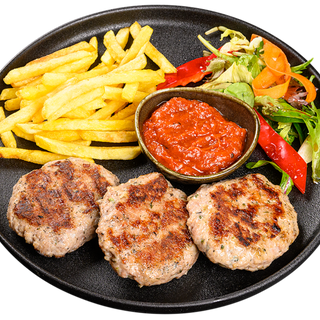 КЮФТЕТА С ПЪРЖЕНИ КАРТОФИ И ЛЮТЕНИЦА  (300 г.)