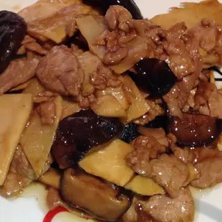 Cerdo Con Bambú Y Setas Chinas