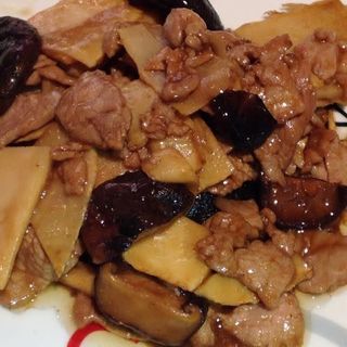 Cerdo Con Bambú Y Setas Chinas