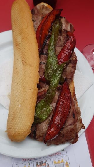 Bocata Pepito ternera con pimiento cebolla