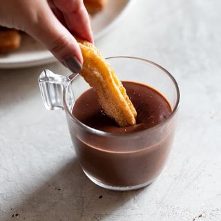 Chocolate caliente de valor 300ml con 2 churros calientes