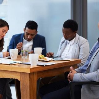 Menú Lap Dúo, Desayuno y Merienda:  2 Vasos De Zumo Natural (200ML), 2 Bebidas Calientes, 2 Tostadas Premium   Y 2 Dulces De Pastelería