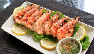 Langostinos crujientes con albahaca y wasabi (8 uds.)