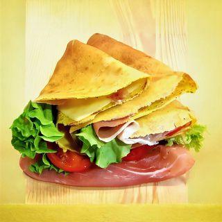 Crepe con insalata, maionese e uovo