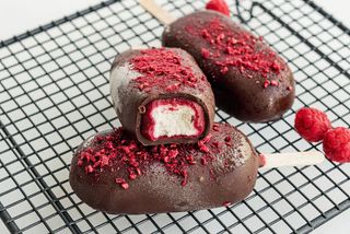 Inghețată vegana cu vanilie, jeleu de zmeură și ciocolată neagră - 85g