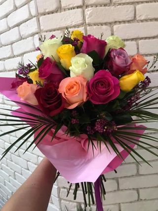 Buchet 15 trandafiri multicolori, accesorii