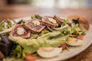 Ensalada de tataki de atún