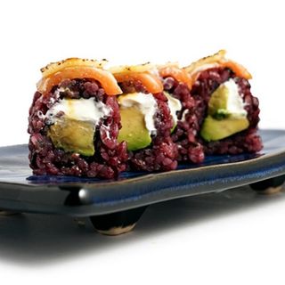 111.Uramaki  Arroz Negro De Salmón  Aguacate Queso Flameado  Miel (8 Uds.)