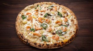 Піца з креветками та ананасами