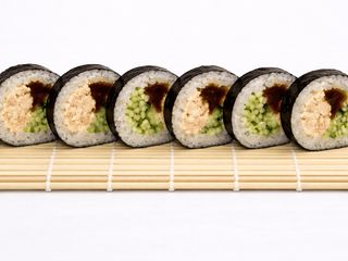 Futomaki z pieczonym łososiem 6 szt.