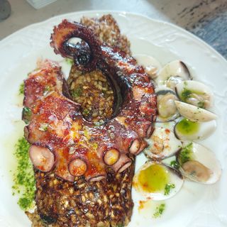 Socarrat De Pulpo, Calamar y almejas