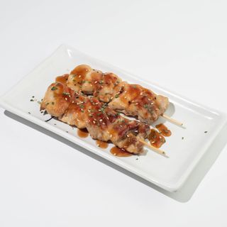 <707> Yaki tori (2 uds)（鸡肉串）