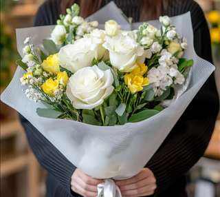 Buchet trandafiri albi, frezii galbene și matthiola
