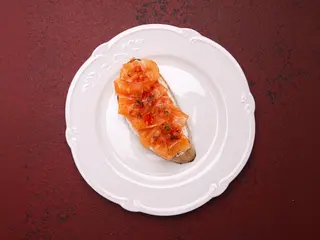 Брускета з лососем