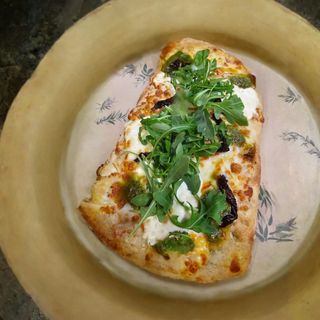 PINSA RUCULA Y BURRATA