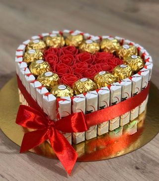 Aranjament trandafiri rosii si dulciuri