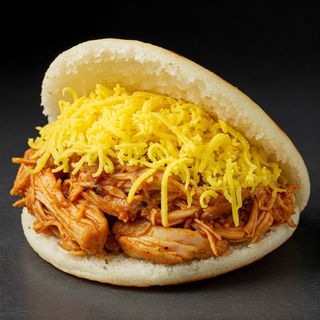 Arepa de Pollo Desmechado con Queso Amarillo 