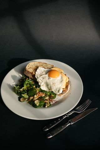 Крок-мадам з сирним соусом та свіжим салатом (300 г)