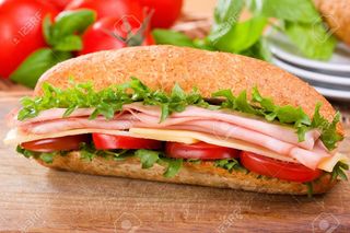 Panino con pancetta, pomodoro e salsa