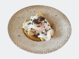 Huevos estrellados con trufa y vieira 