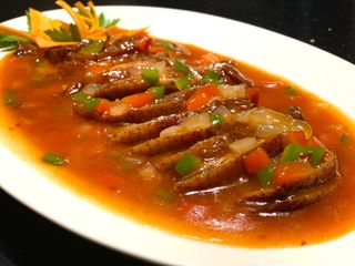 Pato con salsa picante