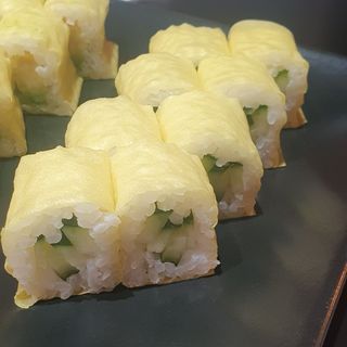 Maki amarillo de pepino 