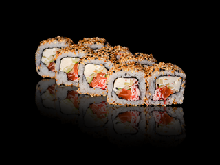 Філадельфія з лососем та авокадо в кунжуті