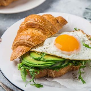 Croissant especial, huevo, aguacate, lechuga y salsa casera 
