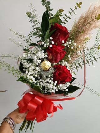 Ramo com 3 Rosas e 1 Ferrero Rocher