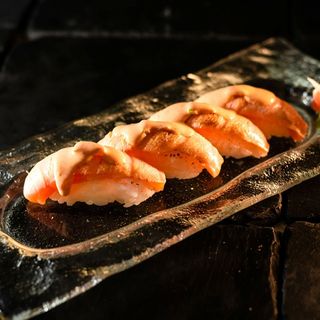 Nigiri de salmón flambeado 4uds