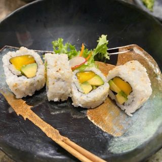  California de mango con aguacate y sésamo