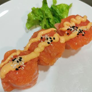 30. Gunkan spicy salmone