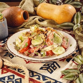 კიტრი პომიდორი ნიგვზით