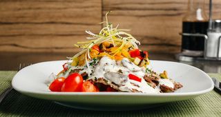 Филе телятины под грибным соусом с овощами