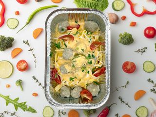 Паста с фрикадельками в томатном соусе