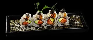 U11.Uramaki De Salmón Con Trufa (8 Pzas.)
