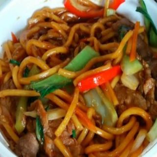 Tallarines fritos con ternera y verdura