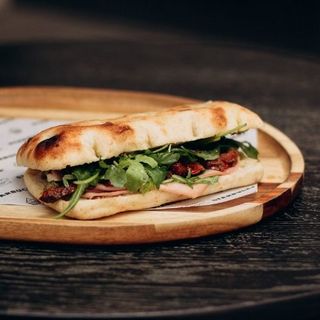 Kanapka Mortadela & Pesto